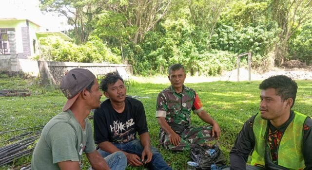 Babinsa Koramil 01/Sukajaya Komsos dengan Warga, Tekankan Kebersihan dan Keselamatan Kerja