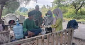 Babinsa Koramil 01/Sukajaya Bantu Tim Kesehatan Laksanakan Pemeriksaan Gratis bagi Pekerja di Ujong Kareung