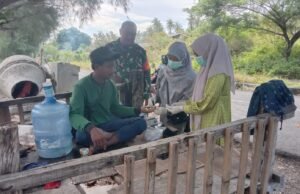 Babinsa Koramil 01/Sukajaya Bantu Tim Kesehatan Laksanakan Pemeriksaan Gratis bagi Pekerja di Ujong Kareung