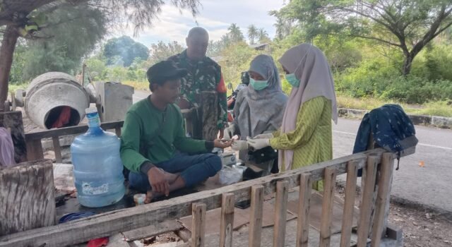 Babinsa Koramil 01/Sukajaya Bantu Tim Kesehatan Laksanakan Pemeriksaan Gratis bagi Pekerja di Ujong Kareung