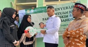 Wakil Wali Kota Banda Aceh Afdhal Menyerahkan 5 Rumah Layak Huni Pada Penerima Manfaat