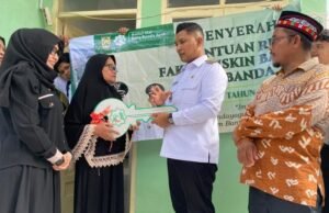 Wakil Wali Kota Banda Aceh Afdhal Menyerahkan 5 Rumah Layak Huni Pada Penerima Manfaat