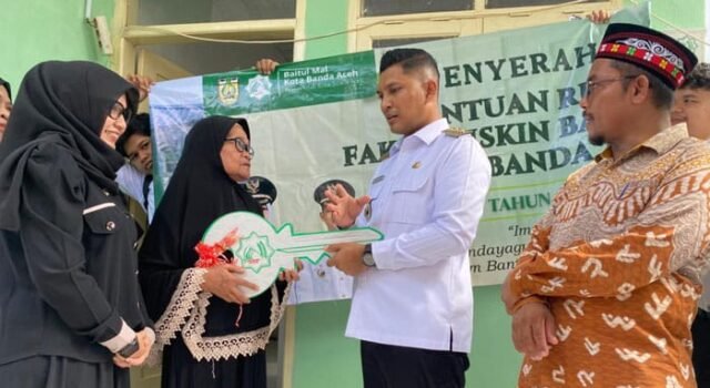 Wakil Wali Kota Banda Aceh Afdhal Menyerahkan 5 Rumah Layak Huni Pada Penerima Manfaat