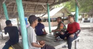 Babinsa Paya Beri Semangat Petugas Kebersihan Desa, Wujud Kepedulian di Tengah Aktivitas Lapangan