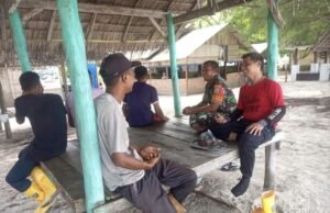 Babinsa Paya Beri Semangat Petugas Kebersihan Desa, Wujud Kepedulian di Tengah Aktivitas Lapangan