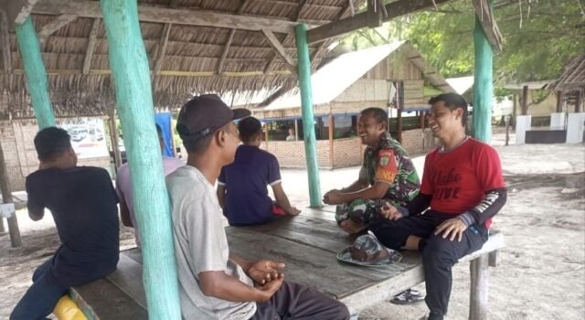 Babinsa Paya Beri Semangat Petugas Kebersihan Desa, Wujud Kepedulian di Tengah Aktivitas Lapangan