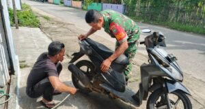 Babinsa Jaboi Hadir Bantu Kesulitan Warga, Wujud Kepedulian dan Kedekatan
