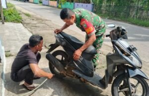 Babinsa Jaboi Hadir Bantu Kesulitan Warga, Wujud Kepedulian dan Kedekatan