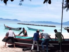 Babinsa Gampong Paya Bantu Nelayan Turunkan Perahu, Perkuat Semangat Gotong Royong di Pesisir