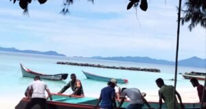 Babinsa Gampong Paya Bantu Nelayan Turunkan Perahu, Perkuat Semangat Gotong Royong di Pesisir