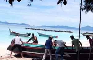 Babinsa Gampong Paya Bantu Nelayan Turunkan Perahu, Perkuat Semangat Gotong Royong di Pesisir