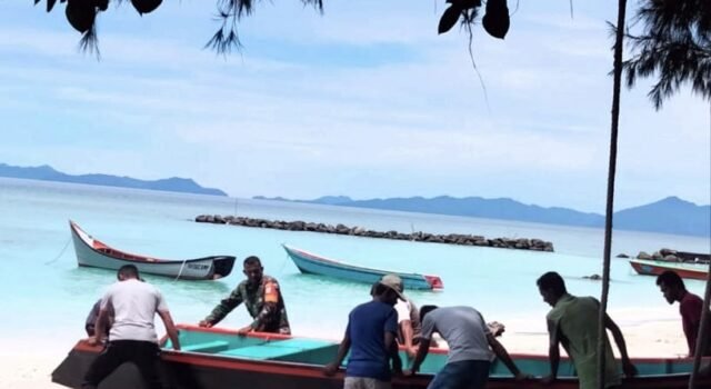 Babinsa Gampong Paya Bantu Nelayan Turunkan Perahu, Perkuat Semangat Gotong Royong di Pesisir