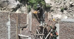 Babinsa Berawang Tunjukkan Kepedulian, Bantu Aktivitas Pekerjaan Warga Binaan