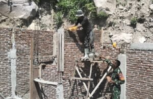 Babinsa Berawang Tunjukkan Kepedulian, Bantu Aktivitas Pekerjaan Warga Binaan