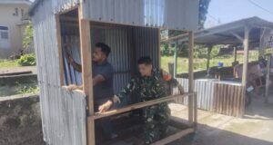 Kebersamaan TNI-Rakyat, Babinsa Kuta Ateuh Bantu Warga Perbaiki Warung Tempat Usaha