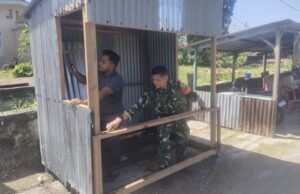 Kebersamaan TNI-Rakyat, Babinsa Kuta Ateuh Bantu Warga Perbaiki Warung Tempat Usaha