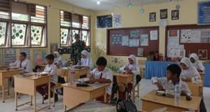 Babinsa Aneuk Laot Pantau Program Makan Bergizi di SD 13 Sabang, Siswa Antusias