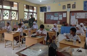 Babinsa Aneuk Laot Pantau Program Makan Bergizi di SD 13 Sabang, Siswa Antusias