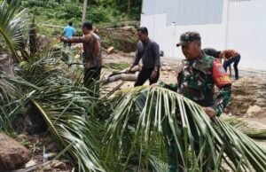 Babinsa Batee Shoek Bersama Aparatur Gampong Gotong Royong Bersihkan Lingkungan