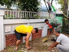 Babinsa Kuta Barat Gotong Royong Bersama Warga Bersihkan Lingkungan Masjid