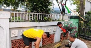Babinsa Kuta Barat Gotong Royong Bersama Warga Bersihkan Lingkungan Masjid