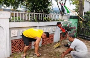 Babinsa Kuta Barat Gotong Royong Bersama Warga Bersihkan Lingkungan Masjid