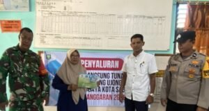 Sinergi TNI-Polri Kawal Penyaluran BLT di Ujong Kareung, Warga Diharapkan Tetap Produktif