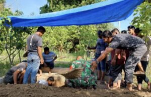 Babinsa Keuneukai Hadiri Pemakaman Warga, Wujud Empati dan Kedekatan dengan Masyarakat