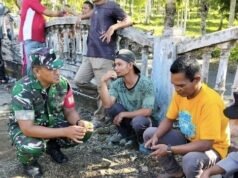 Bangun Kedekatan, Babinsa Krueng Raya Komsos dengan Warga Usai Gotong Royong