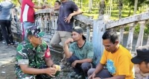 Bangun Kedekatan, Babinsa Krueng Raya Komsos dengan Warga Usai Gotong Royong
