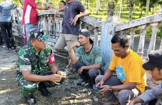 Bangun Kedekatan, Babinsa Krueng Raya Komsos dengan Warga Usai Gotong Royong