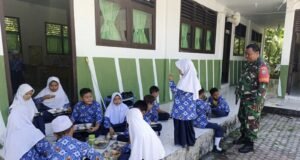 Dukung Gizi Anak Sekolah, Babinsa Ujong Kareung Lakukan Pendampingan