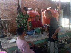 Pererat Silaturahmi, Babinsa Sukajaya Bantu Khanduri di Gampong Cot Abeuk