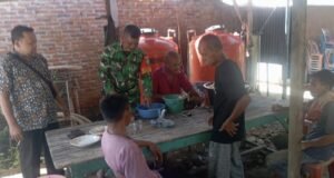 Pererat Silaturahmi, Babinsa Sukajaya Bantu Khanduri di Gampong Cot Abeuk