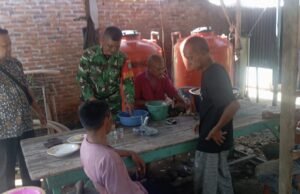 Pererat Silaturahmi, Babinsa Sukajaya Bantu Khanduri di Gampong Cot Abeuk