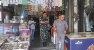 Babinsa Iboih Aktif Monitoring, Harga Sembako di Wilayah Tetap Terkendali