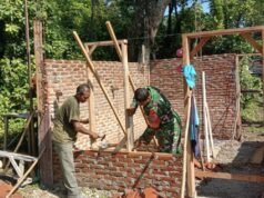 Wujud Kepedulian, Babinsa Balohan Terjun Langsung Bantu Pembangunan Rumah Warga