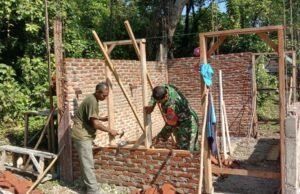 Wujud Kepedulian, Babinsa Balohan Terjun Langsung Bantu Pembangunan Rumah Warga