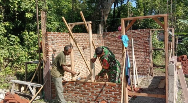 Wujud Kepedulian, Babinsa Balohan Terjun Langsung Bantu Pembangunan Rumah Warga