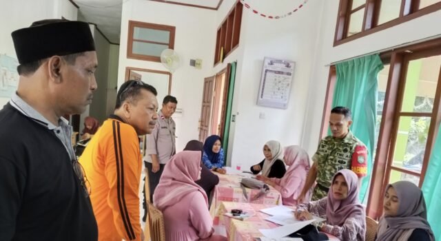 Perkuat Layanan Kesehatan Warga, Babinsa Aneuk Laot Turun Langsung Dampingi Kegiatan Posyandu