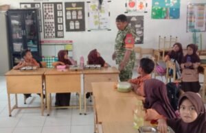 Babinsa Balohan Pantau Distribusi Makan Bergizi di SDN 20 Sabang