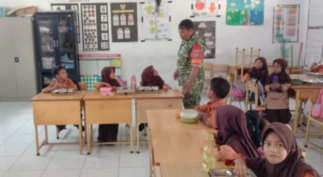 Babinsa Balohan Pantau Distribusi Makan Bergizi di SDN 20 Sabang