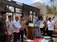 Sekda Kota Banda Aceh Jalaluddin Menyerahkan Bantuan Untuk Korban Kebakaran Di Pango Raya.