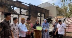 Sekda Kota Banda Aceh Jalaluddin Menyerahkan Bantuan Untuk Korban Kebakaran Di Pango Raya.