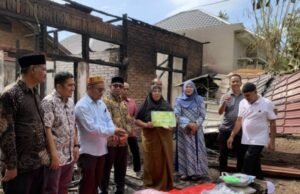 Sekda Kota Banda Aceh Jalaluddin Menyerahkan Bantuan Untuk Korban Kebakaran Di Pango Raya.