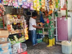 Babinsa Koramil 01/Sukajaya Cek Harga Sembako, Warga Jaboi Lega: Harga Masih Terkendali