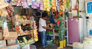 Babinsa Koramil 01/Sukajaya Cek Harga Sembako, Warga Jaboi Lega: Harga Masih Terkendali