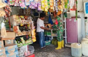 Babinsa Koramil 01/Sukajaya Cek Harga Sembako, Warga Jaboi Lega: Harga Masih Terkendali