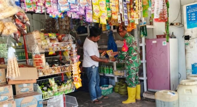 Babinsa Koramil 01/Sukajaya Cek Harga Sembako, Warga Jaboi Lega: Harga Masih Terkendali