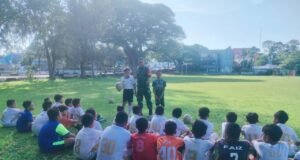Langkah Awal Menuju Prestasi, Babinsa Kuta Ateuh Dampingi Anak-anak Usia Dini Latihan Sepak Bola